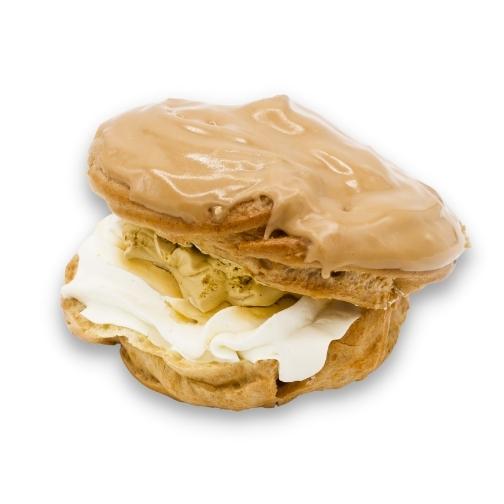 Karamelový větrník se šlehačkou a z vypalovaného těsta